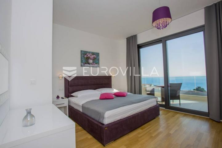 Makarska, moderna vila s bazenom
