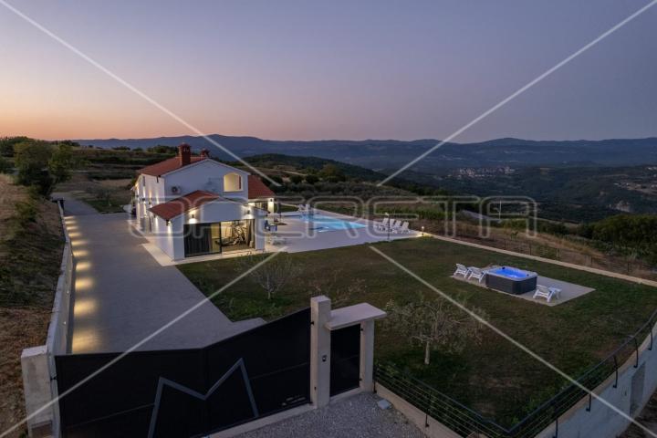 Vila na unikatnoj poziciji s iznimno rijetkim pogledom, Vrh (Istra)
