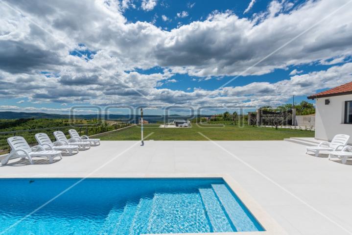 Vila na unikatnoj poziciji s iznimno rijetkim pogledom, Vrh (Istra)