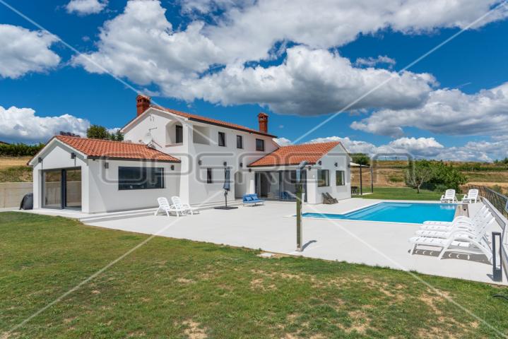 Vila na unikatnoj poziciji s iznimno rijetkim pogledom, Vrh (Istra)