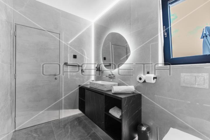 Vila na unikatnoj poziciji s iznimno rijetkim pogledom, Vrh (Istra)
