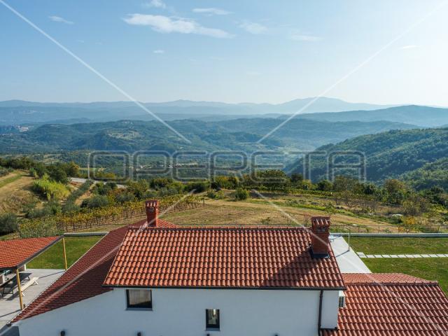 Vila na unikatnoj poziciji s iznimno rijetkim pogledom, Vrh (Istra)