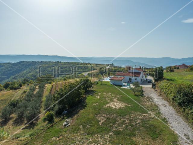 Vila na unikatnoj poziciji s iznimno rijetkim pogledom, Vrh (Istra)