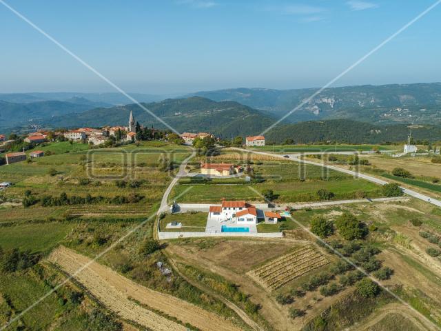 Vila na unikatnoj poziciji s iznimno rijetkim pogledom, Vrh (Istra)