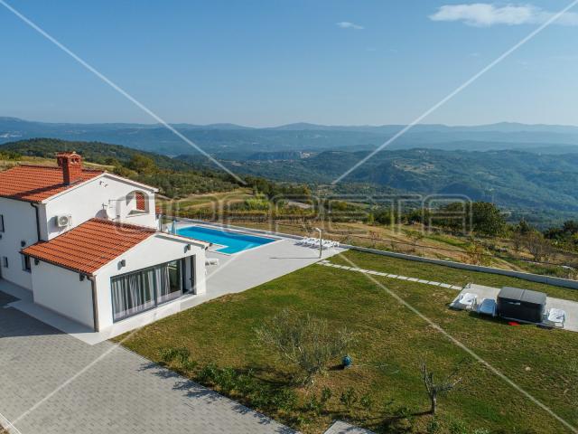 Vila na unikatnoj poziciji s iznimno rijetkim pogledom, Vrh (Istra)