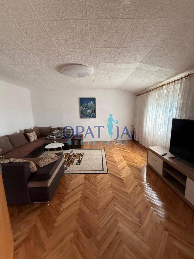 Privlaka - Kuća 1. red 2 stana, konoba i garaža