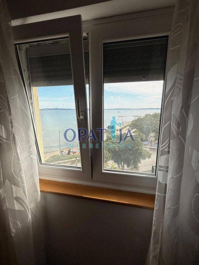 Privlaka - Kuća 1. red 2 stana, konoba i garaža