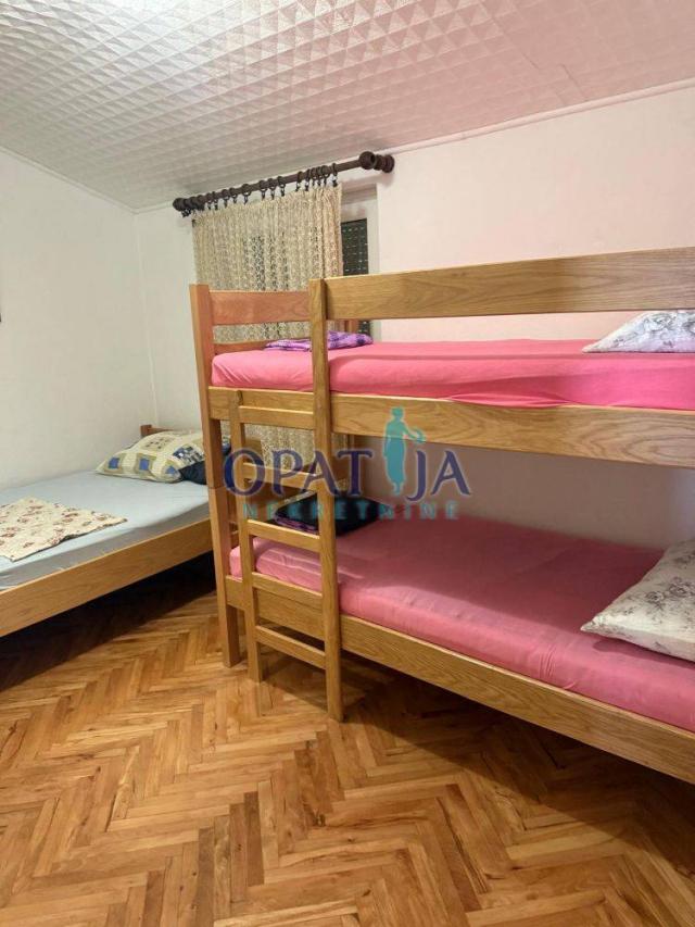 Privlaka - Kuća 1. red 2 stana, konoba i garaža