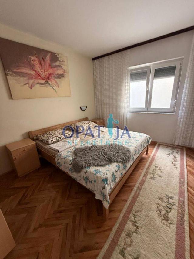 Privlaka - Kuća 1. red 2 stana, konoba i garaža
