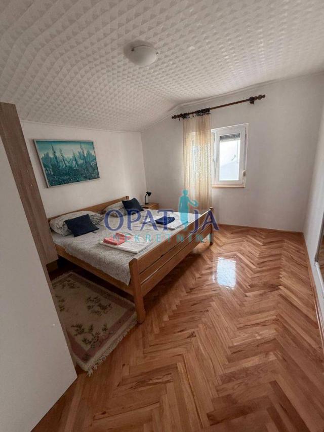 Privlaka - Kuća 1. red 2 stana, konoba i garaža