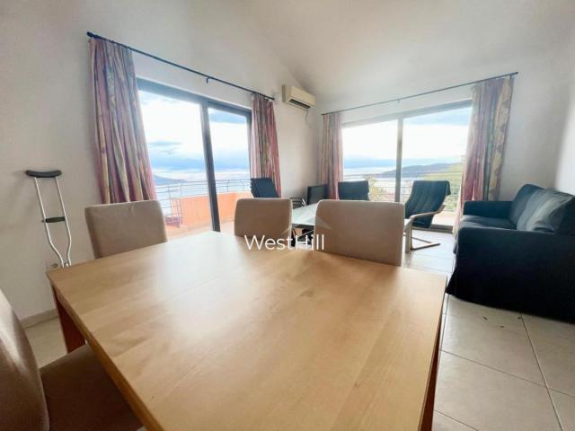 Prostoran stan sa 2 spavaće sobe i panoramskim pogledom na more u Bečićima