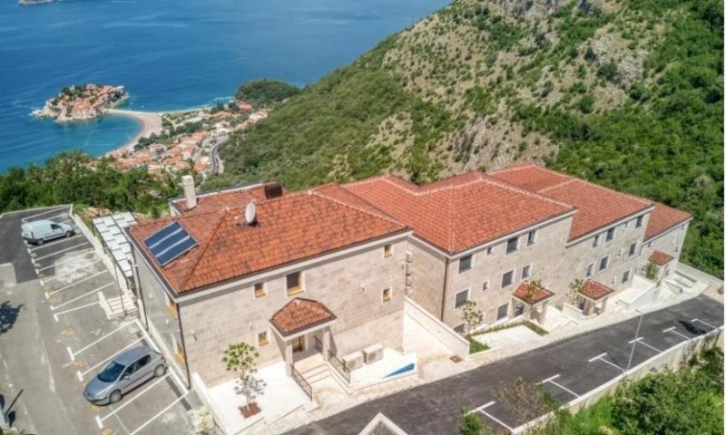 Trosoban stan sa pogledom na Sveti Stefan i more, Budva, Tudorovići