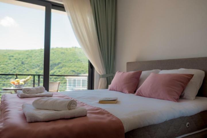  Moderna vila sa bazenom i pogledom, Budva, Bečići