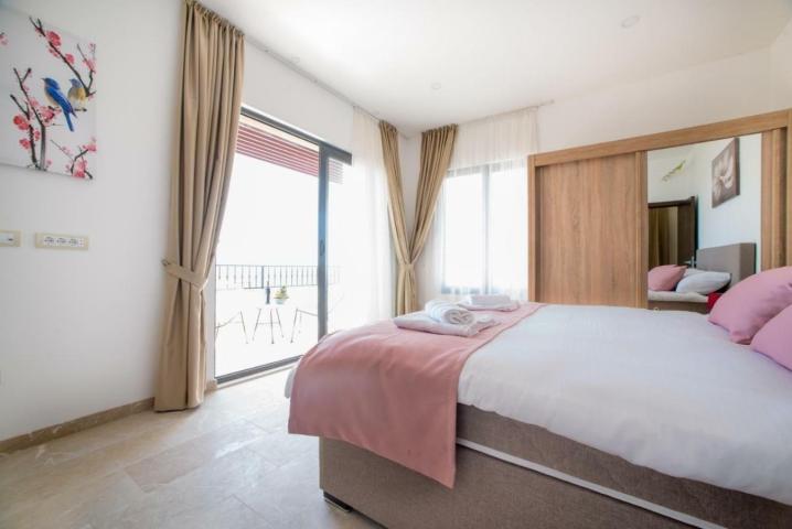 Moderna vila sa bazenom i pogledom, Budva, Bečići
