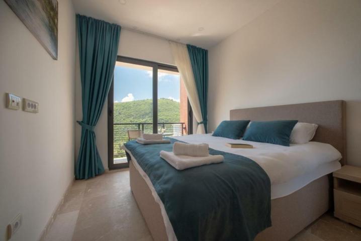  Moderna vila sa bazenom i pogledom, Budva, Bečići