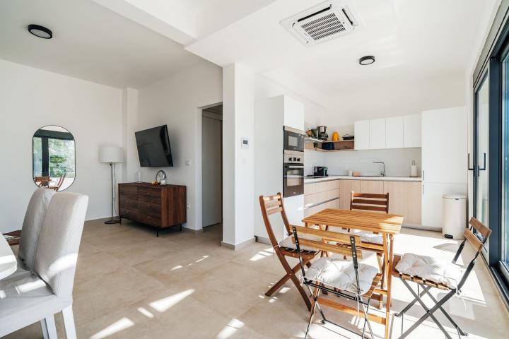 Prodaja nove luksuzne vile 113,90m² sa bazenom i panoramskim pogledom na more – Blizikuće, Budvanska