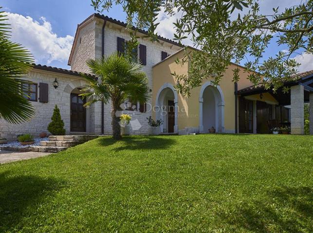 PREKRASNA KAMENA VILLA S BAZENOM SA PANORAMSKIM POGLEDOM!