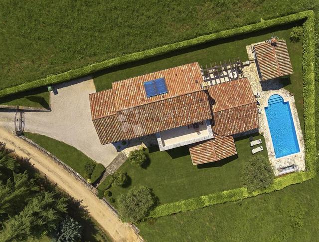 PREKRASNA KAMENA VILLA S BAZENOM SA PANORAMSKIM POGLEDOM!