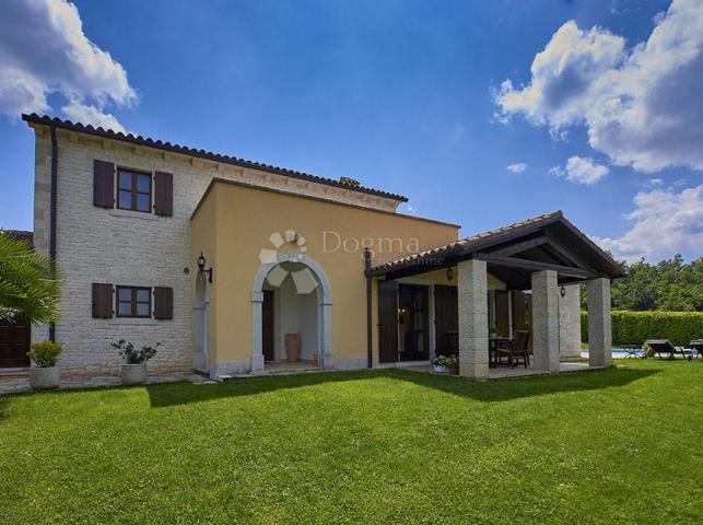 PREKRASNA KAMENA VILLA S BAZENOM SA PANORAMSKIM POGLEDOM!