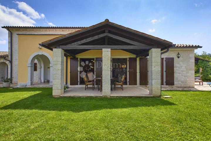 PREKRASNA KAMENA VILLA S BAZENOM SA PANORAMSKIM POGLEDOM!