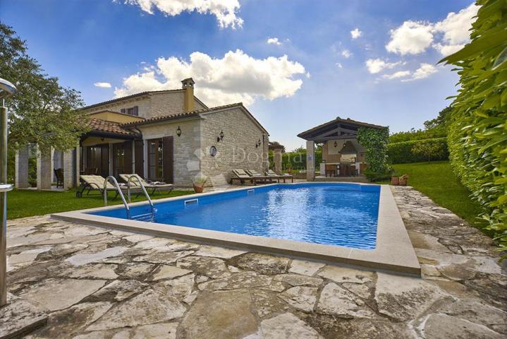 PREKRASNA KAMENA VILLA S BAZENOM SA PANORAMSKIM POGLEDOM!