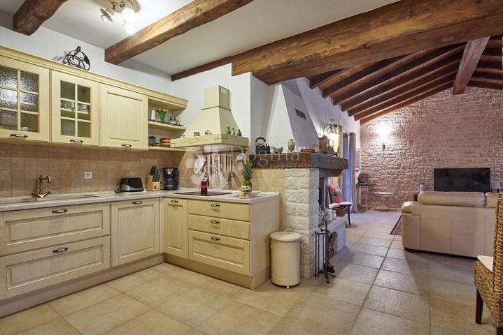 PREKRASNA KAMENA VILLA S BAZENOM SA PANORAMSKIM POGLEDOM!
