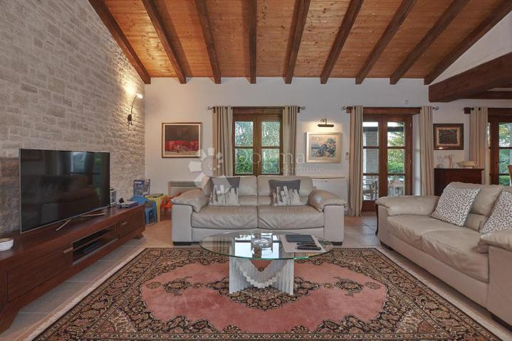 PREKRASNA KAMENA VILLA S BAZENOM SA PANORAMSKIM POGLEDOM!