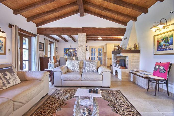 PREKRASNA KAMENA VILLA S BAZENOM SA PANORAMSKIM POGLEDOM!