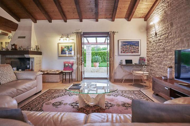 PREKRASNA KAMENA VILLA S BAZENOM SA PANORAMSKIM POGLEDOM!