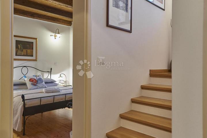 PREKRASNA KAMENA VILLA S BAZENOM SA PANORAMSKIM POGLEDOM!