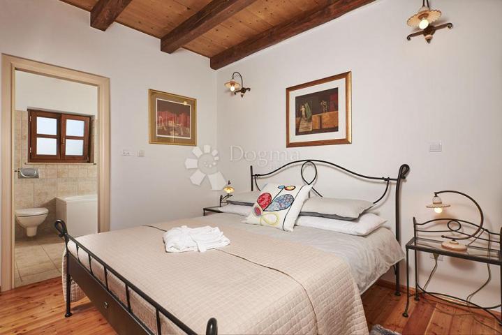 PREKRASNA KAMENA VILLA S BAZENOM SA PANORAMSKIM POGLEDOM!
