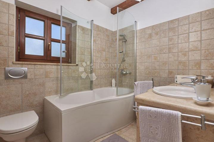PREKRASNA KAMENA VILLA S BAZENOM SA PANORAMSKIM POGLEDOM!