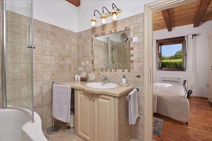 PREKRASNA KAMENA VILLA S BAZENOM SA PANORAMSKIM POGLEDOM!