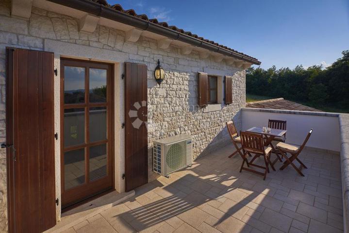 PREKRASNA KAMENA VILLA S BAZENOM SA PANORAMSKIM POGLEDOM!