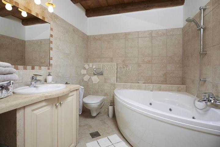 PREKRASNA KAMENA VILLA S BAZENOM SA PANORAMSKIM POGLEDOM!
