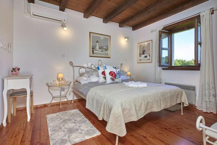 PREKRASNA KAMENA VILLA S BAZENOM SA PANORAMSKIM POGLEDOM!