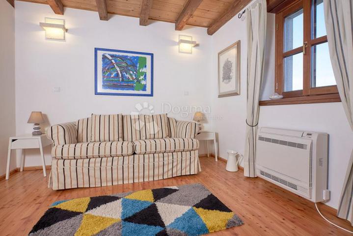 PREKRASNA KAMENA VILLA S BAZENOM SA PANORAMSKIM POGLEDOM!