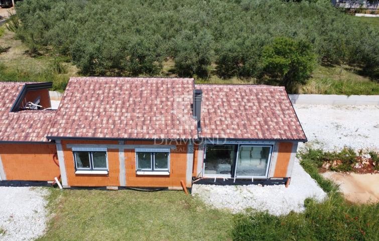 Poreč, okolica, elegantna prizemnica u nizu s bazenom