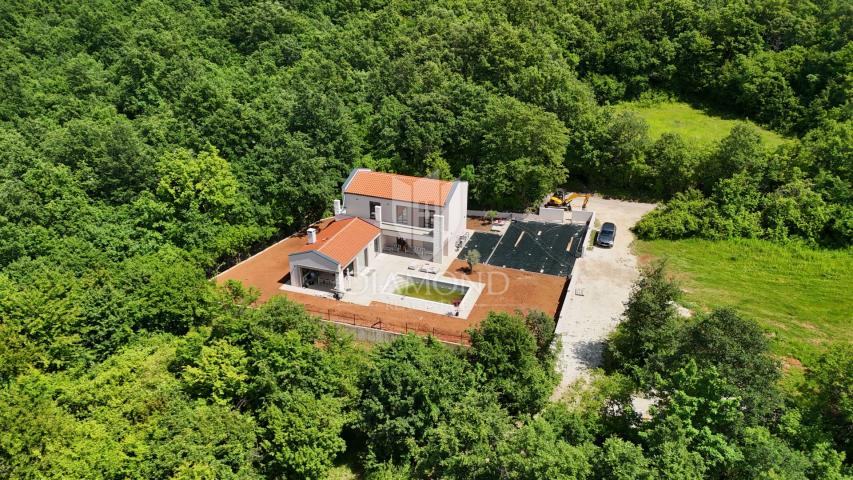Ekskluzivno, Labin, moderna, nova kuća u zelenilu