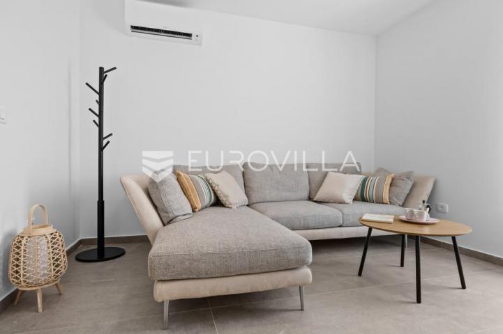 Istra, Premantura, dvojna kuća s bazenom, 400 m od mora, ulaz u Rt Kamenjak