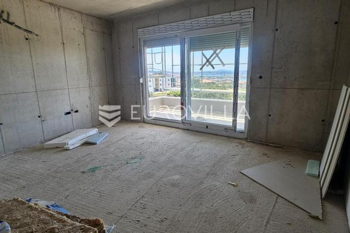 Seget Donji, stan 66,3 m² na 1. katu s parkirnim mjestom i pogledom na more