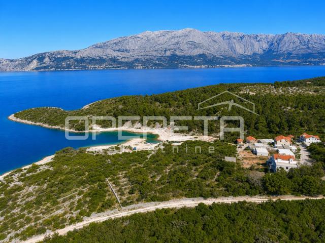 Povlja, Brač, građevinsko zemljište 400 m2 blizu mora