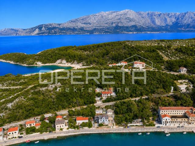 Povlja, Brač, građevinsko zemljište 400 m2 blizu mora