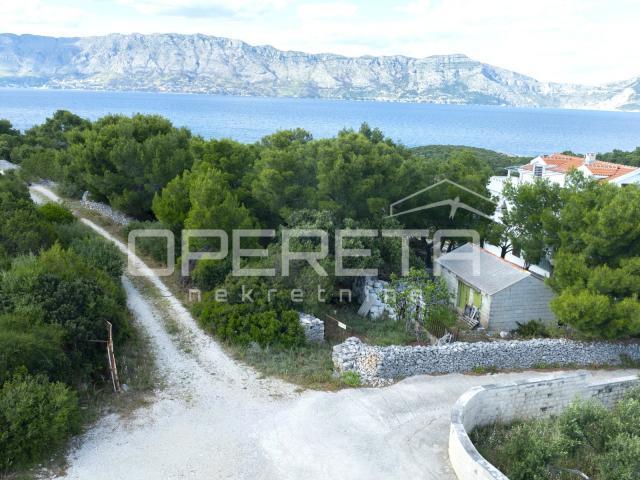 Povlja, Brač, građevinsko zemljište 400 m2 blizu mora