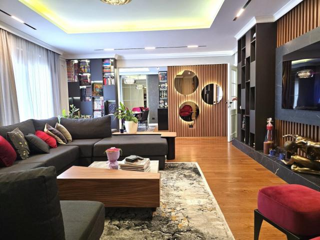 Luksuzan trosoban penthouse,194m², Pobrežje, Podgorica