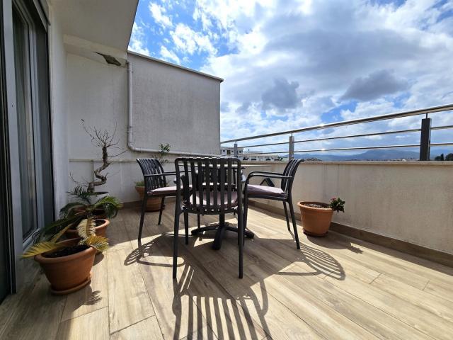 Luksuzan trosoban penthouse,194m², Pobrežje, Podgorica