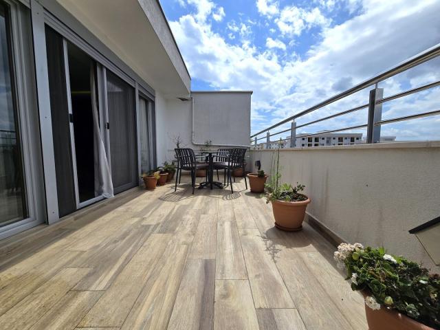 Luksuzan trosoban penthouse,194m², Pobrežje, Podgorica