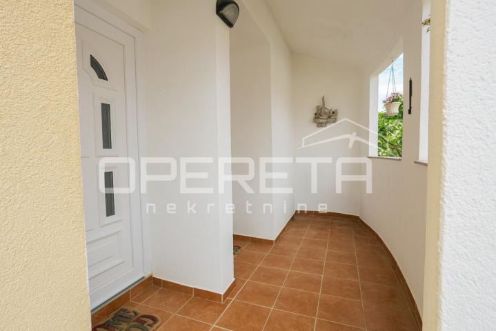 Apartmanska kuća uz more – bez troška vode i struje!