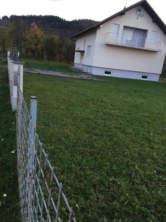Prodajem Kucu sa kompletnom kvadraturom Podrum, Prizemlje i Visoko potkr.250m2