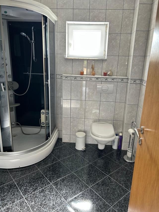 Prodajem Kucu sa kompletnom kvadraturom Podrum, Prizemlje i Visoko potkr.250m2
